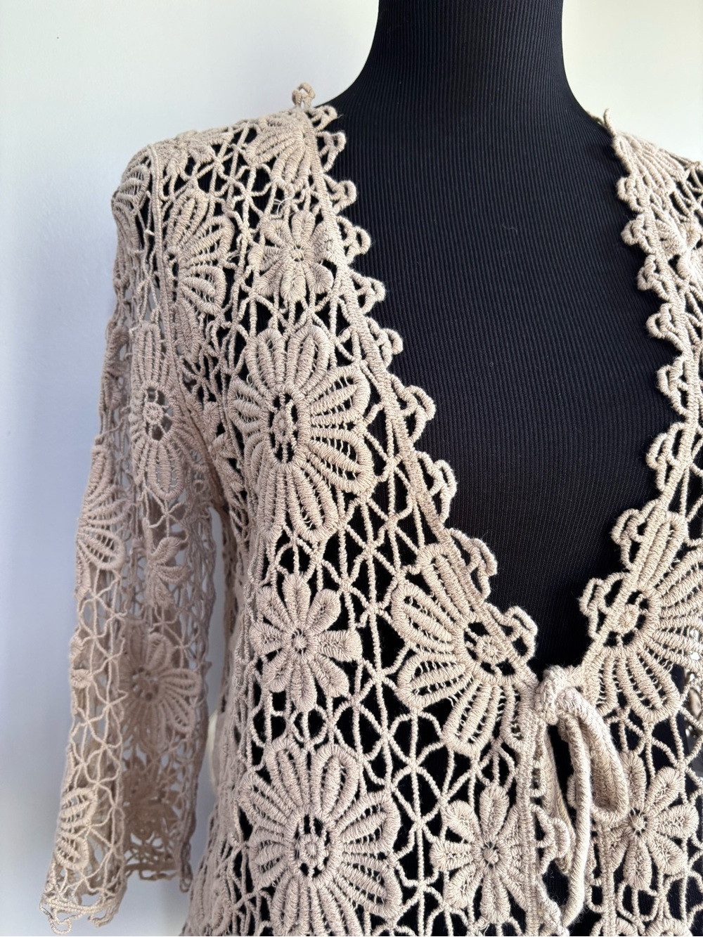 Jones New York S/M Women’s tan floral crochet tie-front cardigan - Picture 2 of 7